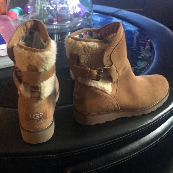 Cute Lil Uggs - Picture 2 of 6